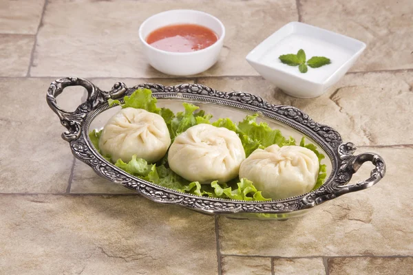 Geleneksel hamur tatlısı Momos domates sos ile