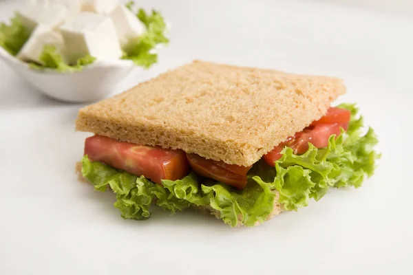 Sla, kaas en aardappel salade Sandwich op geroosterd bruin brood — Stockfoto