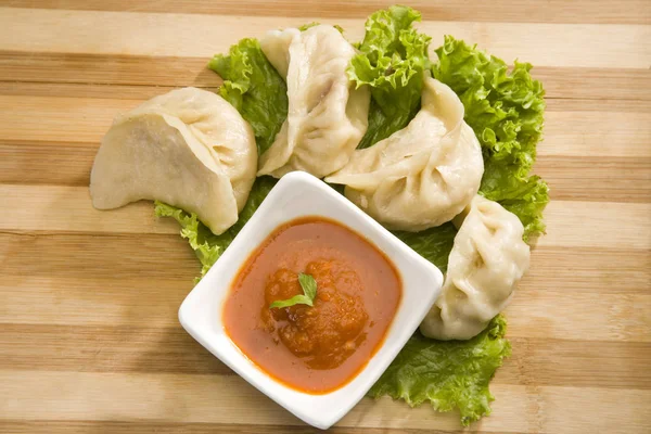 Geleneksel hamur tatlısı Momos domates sos ile