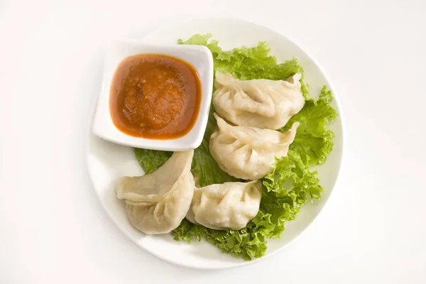 Geleneksel hamur tatlısı Momos domates sos ile