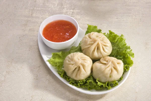 Hagyományos gombóc Momos és paradicsom szósszal — Stock Fotó