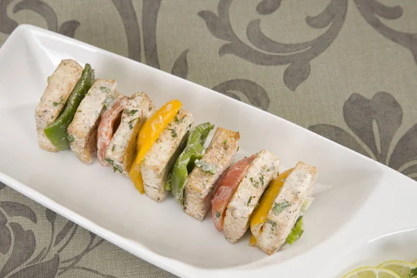 Paneer Tikka kebap ya da peynir şişleri chili sos ile