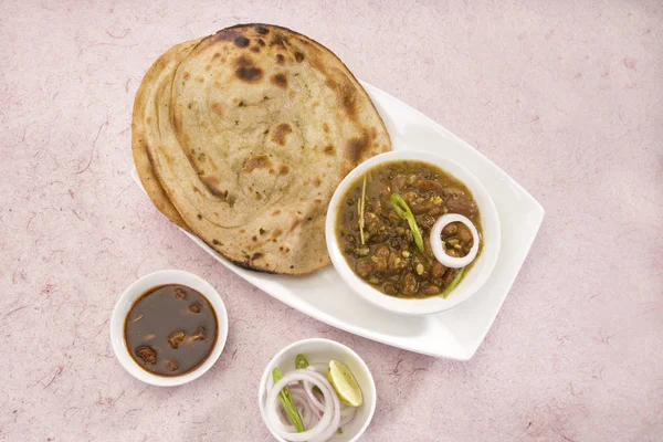 Dal Makhani Paratha veya Hint ekmek ile