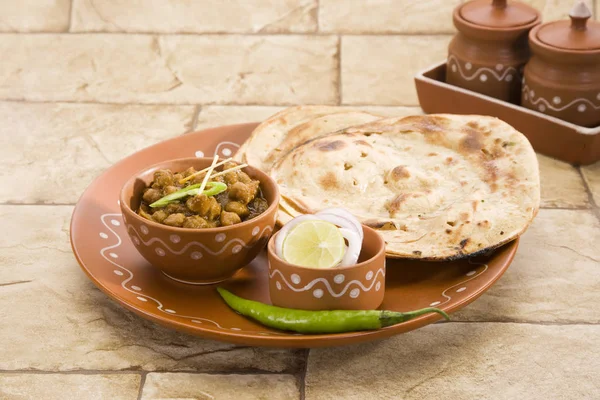Chana masala paratha ile