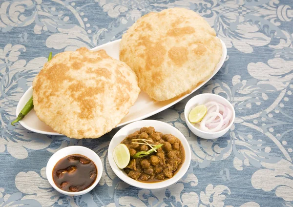 Chole ile Kulcha ya da Chana Masala Puri, Hint yemekleri ile