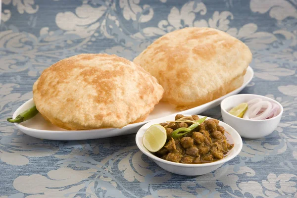 Chole ile Kulcha ya da Chana Masala Puri ile