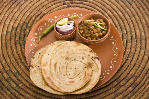 Chana masala med paratha, indisk maträtt — Stockfoto