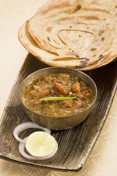 Dal Makhani com Paratha ou pão indiano — Fotografia de Stock