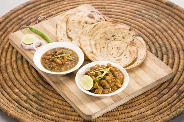 Chana Masala και Dal Makhani με Paratha, Ινδικό πιάτο — Φωτογραφία Αρχείου
