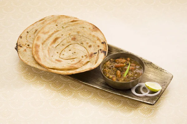 Dal Makhani com Paratha ou pão indiano — Fotografia de Stock