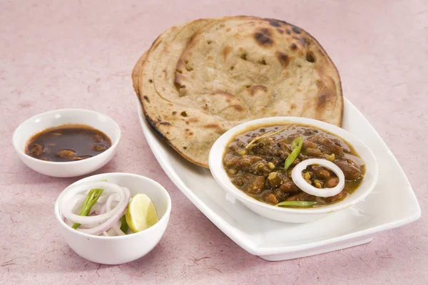 Dal Makhani Paratha veya Hint ekmek ile