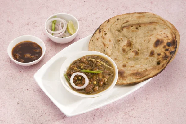 Dal Makhani com Paratha ou pão indiano — Fotografia de Stock