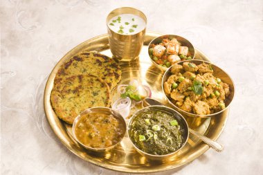 Makki Ki Roti Paneer, Saag ve ayran