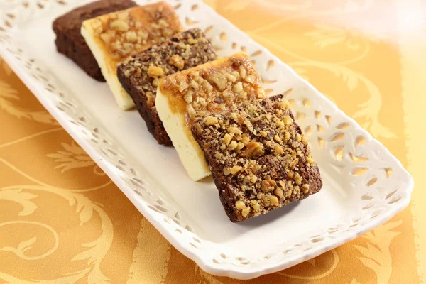 Schokolade & Frucht Brownie mit Nüssen — Stockfoto