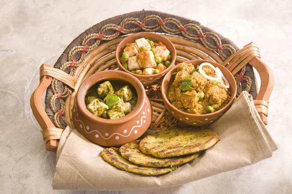 Palak Paneer, Soya Kebab,  Masala Chees, Green Peas with Makki K — Stock Photo, Image