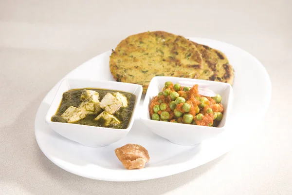 Palak Paneer, Masala 다 막기 기 Roti와 녹색 완두콩과 — 스톡 사진