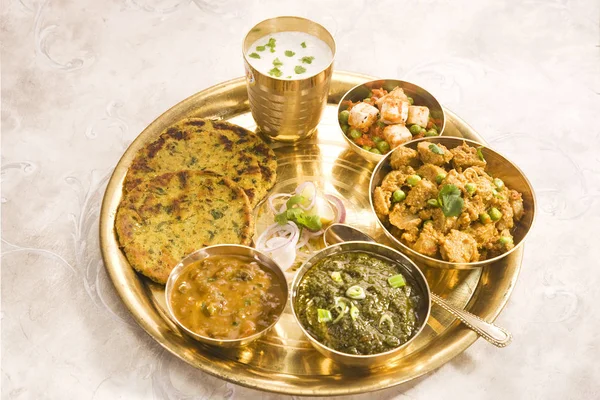 Makki Ki Roti con Paneer, Saag e Latticello Fotografia Stock