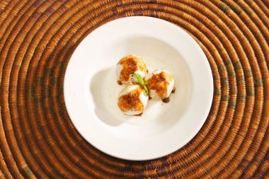 Hint Chaat Dahi Bhalle lor ve tatlı sos ile