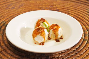 Hint Chaat Dahi Bhalle lor ve tatlı sos ile