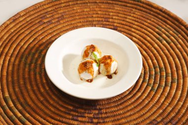 Hint Chaat Dahi Bhalle lor ve tatlı sos ile