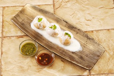 Hint Chaat Dahi Bhalle lor ve tatlı sos ile