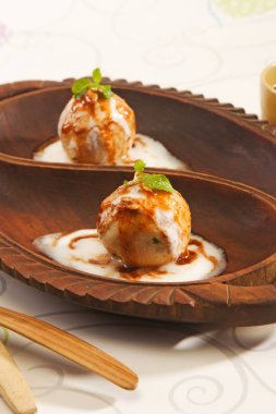 Hint Chaat Dahi Bhalle lor ve tatlı sos ile