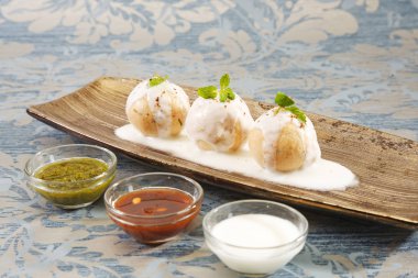 Hint Chaat Dahi Bhalle lor ve tatlı sos ile