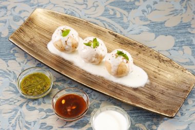 Hint Chaat Dahi Bhalle lor ve tatlı sos ile