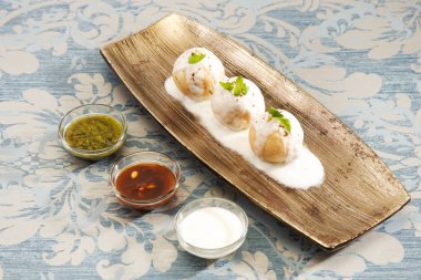 Hint Chaat Dahi Bhalle lor ve tatlı sos ile