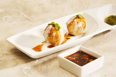 Hint Chaat Dahi Bhalle lor ve tatlı sos ile