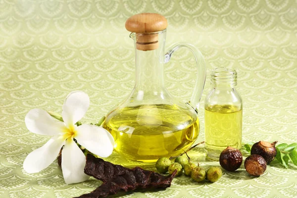 Ajurwedyjski olej w szklanej butelce lub ziołowe włosy olej z ziołami — Zdjęcie stockowe