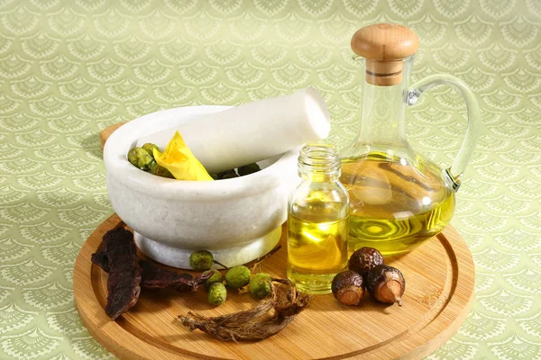 Ayurvedic olej ve skleněné lahvi nebo bylinný Vlasový olej s bylinkami — Stock fotografie