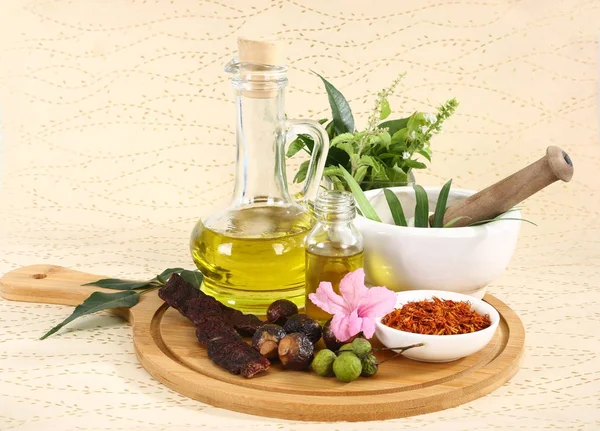 Cam şişe veya bitkisel saç petrol otlar ile Ayurveda yağı