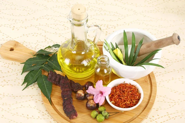 Cam şişe veya bitkisel saç petrol otlar ile Ayurveda yağı