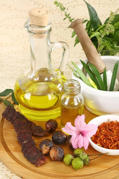 Ajurwedyjski olej w szklanej butelce lub ziołowe włosy olej z ziołami Obraz Stockowy