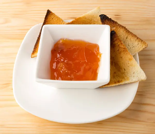 Kızarmış ekmek ve reçel Kahvaltı