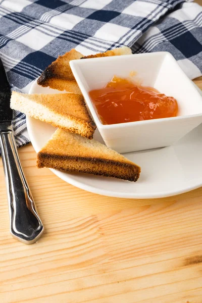 Kızarmış ekmek ve reçel Kahvaltı