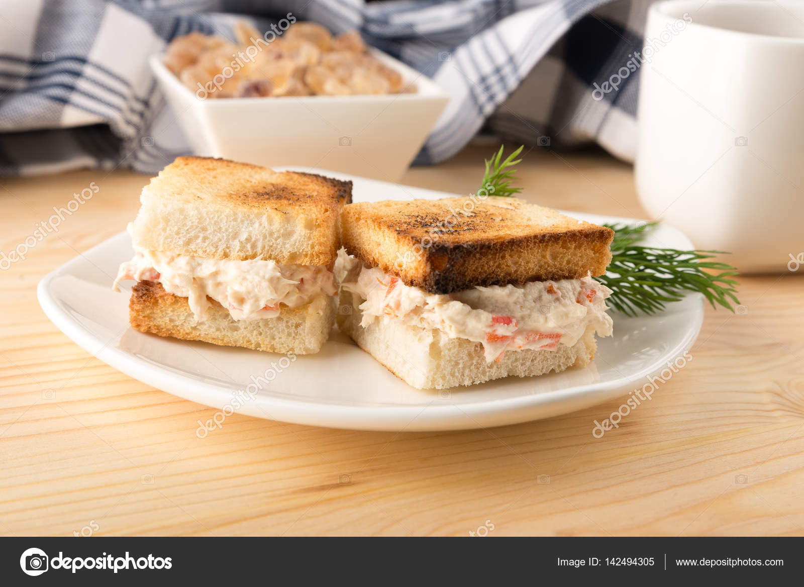 con sandwich de pollo tostado — Foto de stock © Goof85 142494305