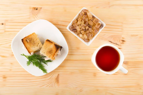 bir fincan çay ile mini tavuklu tost sandviç