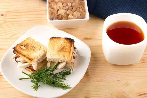 bir fincan çay ile mini tavuklu tost sandviç