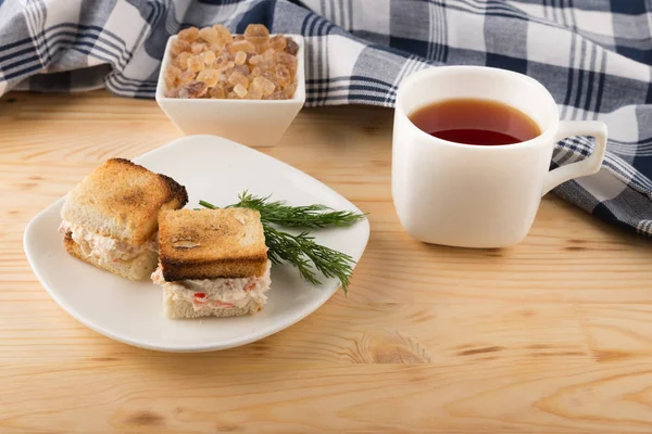 bir fincan çay ve karamel ile Mini tavuk tost sandviç