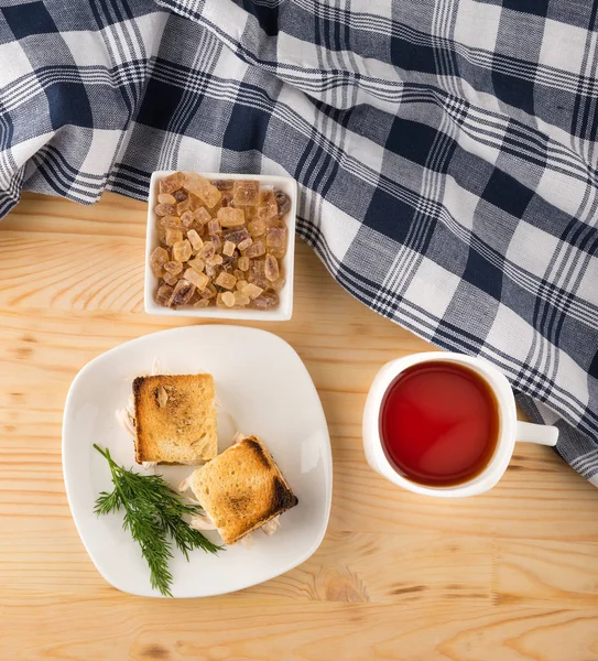 bir fincan çay ile mini tavuklu tost sandviç