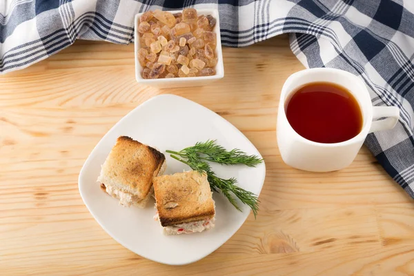 bir fincan çay ile mini tavuklu tost sandviç