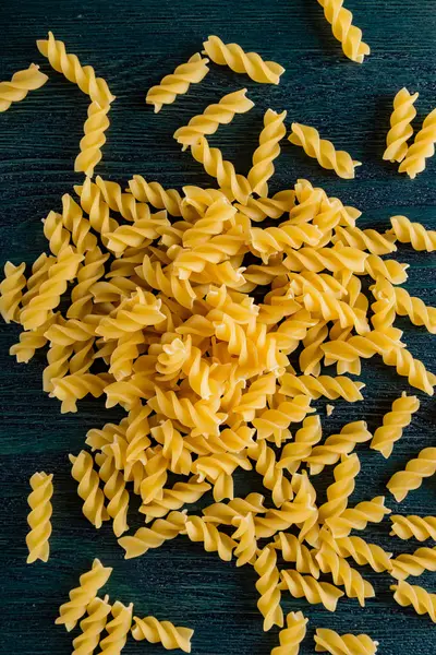 Makarna üzerine mavi ahşap masa