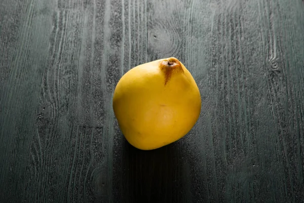 karanlık masada sarı Ayva