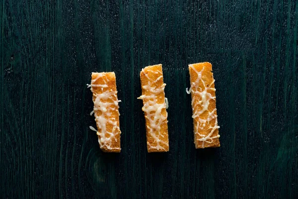 peynir kruton karanlık derin mavi ahşap tablo