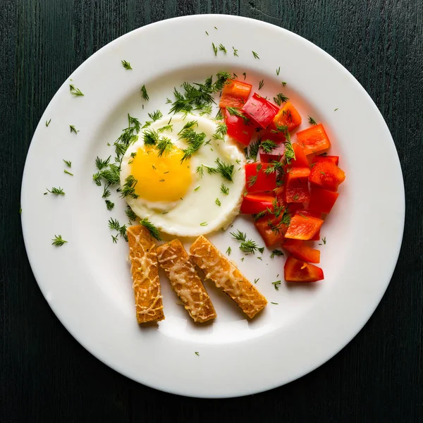 dolmalık biber ve peynir kruton yuvarlak tabakta sahanda yumurta