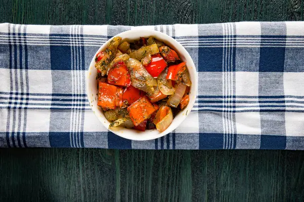 kavrulmuş tatlı biber domates soğan ve dereotu