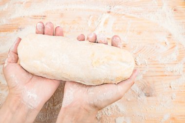 hamur ahşap bir masa üzerinde pişirme