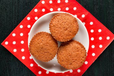 bir tabakta cupcakes